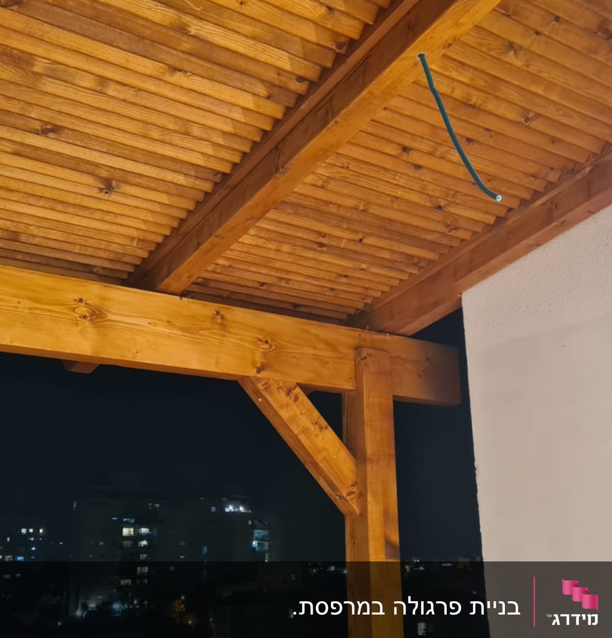 תקרת עץ עם קורות חשופות ותאורה לילית